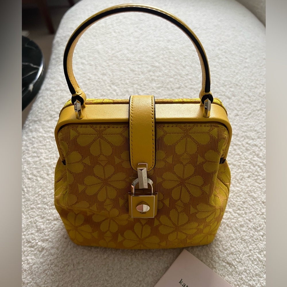 Beautiful flower print Kate Spade bag is perfect addition to a Spring wardrobe!